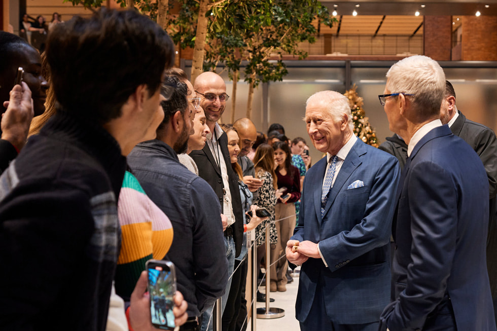 Apple-Battersea-community-impact-Tim-Cook-and-King-Charles-III-greeting-guests-01_big.jpg.large_