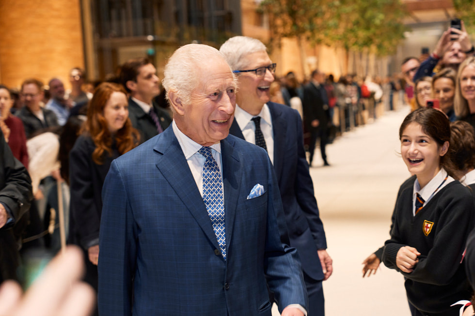 Apple-Battersea-community-impact-Tim-Cook-and-King-Charles-III-greeting-guests-02_big.jpg.large_